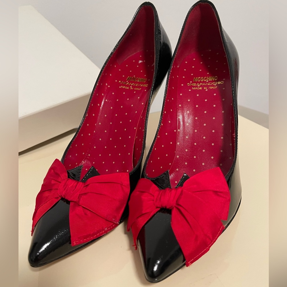 Moschino Cheap and Chic Black Patent Leather Pump Heels Red Bow Made In Italy